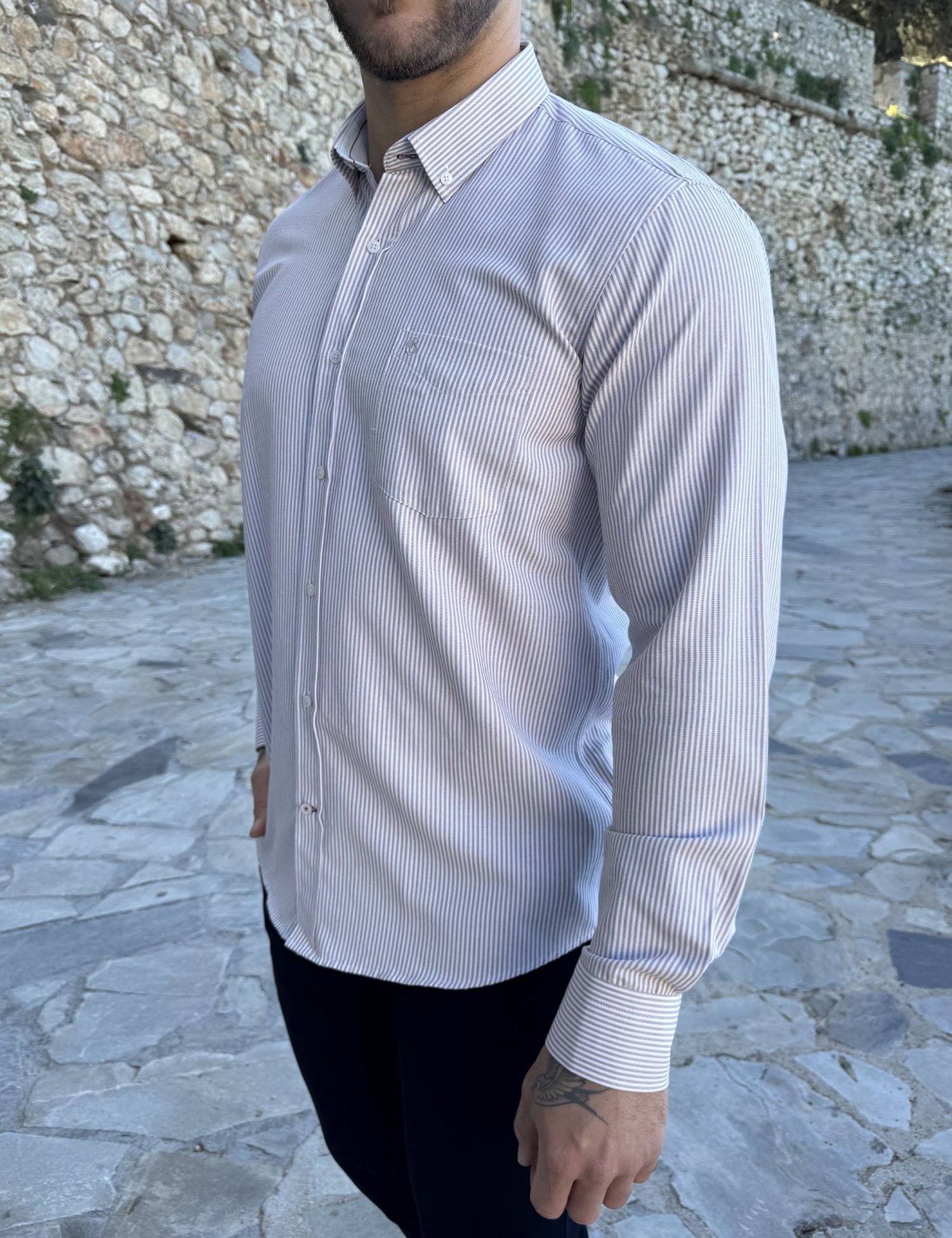 Ανδρικό μπεζ ριγέ πουκάμισο με γιακά και τσέπη στο στήθος 562S φωτογραφία